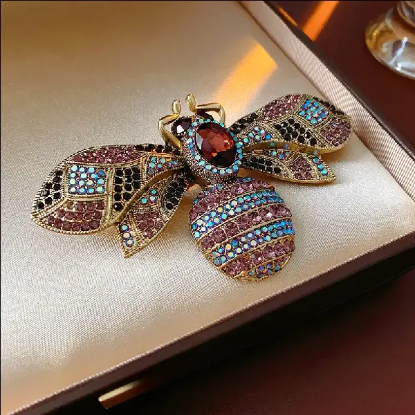 Medieval Vintage Brooch Set With Diamonds, Bee Commuter High-end Chest, TKMBeautySupply.com | Canada & USA and Europe Wide FREE shipping
