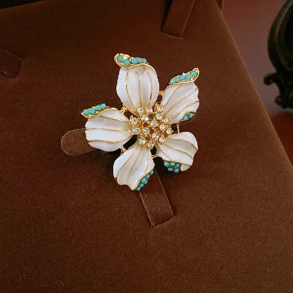 Brooch-gold-white,tkmbeautysupply.com