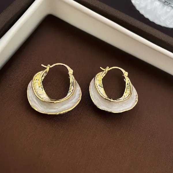 2# white twisted pleated U-shaped earrings,tkmbeautysupply.com