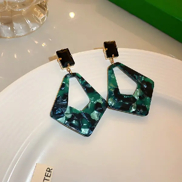 Silver pin-set diamond acrylic rhombus earrings..,tkmbeautysupply.com